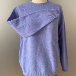 Harley of Scotland – Dame Pullover Lambswool Violblå, lilla, violet, blålilla, lyseblå, kornblomst, lilac, pullover, let, smart, enkel, stilet, kvalitet, lækker, lun, let, tynd, overgangs, klædelig, sweater, strik, damestrik, trøje, uld, ren, lambswool, uldstrik, striktrøje, ensfarvet, biti, skotsk, yndig, feminin, sporty, causal, kllassisk, biti, ribe, vadehavet,