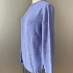 Harley of Scotland – Dame Pullover Lambswool Violblå, lilla, violet, blålilla, lyseblå, kornblomst, lilac, pullover, let, smart, enkel, stilet, kvalitet, lækker, lun, let, tynd, overgangs, klædelig, sweater, strik, damestrik, trøje, uld, ren, lambswool, uldstrik, striktrøje, ensfarvet, biti, skotsk, yndig, feminin, sporty, causal, kllassisk, biti, ribe, vadehavet,