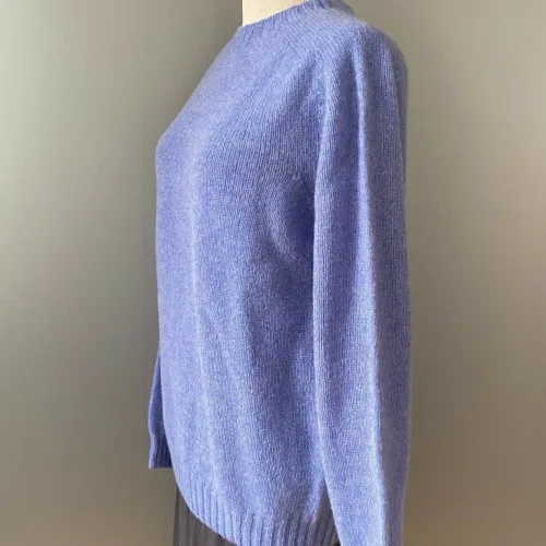 Harley of Scotland – Dame Pullover Lambswool Violblå, lilla, violet, blålilla, lyseblå, kornblomst, lilac, pullover, let, smart, enkel, stilet, kvalitet, lækker, lun, let, tynd, overgangs, klædelig, sweater, strik, damestrik, trøje, uld, ren, lambswool, uldstrik, striktrøje, ensfarvet, biti, skotsk, yndig, feminin, sporty, causal, kllassisk, biti, ribe, vadehavet,
