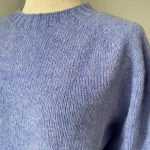 Harley of Scotland – Dame Pullover Lambswool Violblå, lilla, violet, blålilla, lyseblå, kornblomst, lilac, pullover, let, smart, enkel, stilet, kvalitet, lækker, lun, let, tynd, overgangs, klædelig, sweater, strik, damestrik, trøje, uld, ren, lambswool, uldstrik, striktrøje, ensfarvet, biti, skotsk, yndig, feminin, sporty, causal, kllassisk, biti, ribe, vadehavet,