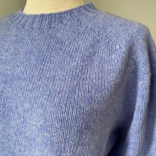 Harley of Scotland – Dame Pullover Lambswool Violblå, lilla, violet, blålilla, lyseblå, kornblomst, lilac, pullover, let, smart, enkel, stilet, kvalitet, lækker, lun, let, tynd, overgangs, klædelig, sweater, strik, damestrik, trøje, uld, ren, lambswool, uldstrik, striktrøje, ensfarvet, biti, skotsk, yndig, feminin, sporty, causal, kllassisk, biti, ribe, vadehavet,