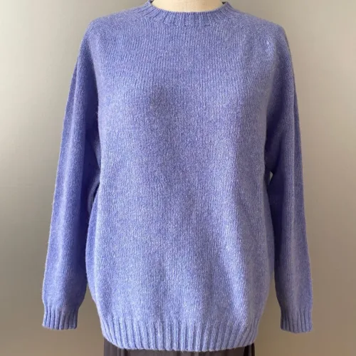 Harley of Scotland – Dame Pullover Lambswool Violblå, lilla, violet, blålilla, lyseblå, kornblomst, lilac, pullover, let, smart, enkel, stilet, kvalitet, lækker, lun, let, tynd, overgangs, klædelig, sweater, strik, damestrik, trøje, uld, ren, lambswool, uldstrik, striktrøje, ensfarvet, biti, skotsk, yndig, feminin, sporty, causal, kllassisk, biti, ribe, vadehavet,