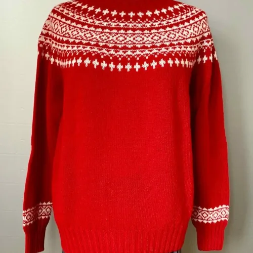 Harley of Scotland Pullover - Færø Mønster Rød, rigtig, rød, postkasserød, julerød, julestrik, jule, sweater, strik, trøje, damestrik, pigestrik, pullover, trøje, ren, 100% uld, lambswool, skotsk, færøisk, færø, ulden, uldstrik, let, lun, smart, moderne, klassisk, flot, rød, hvid, hipster, hip, biti, ribe, norsk, vadehavet, sort, sol,