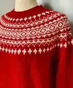 Harley of Scotland Pullover - Færø Mønster Rød, rigtig, rød, postkasserød, julerød, julestrik, jule, sweater, strik, trøje, damestrik, pigestrik, pullover, trøje, ren, 100% uld, lambswool, skotsk, færøisk, færø, ulden, uldstrik, let, lun, smart, moderne, klassisk, flot, rød, hvid, hipster, hip, biti, ribe, norsk, vadehavet, sort, sol,