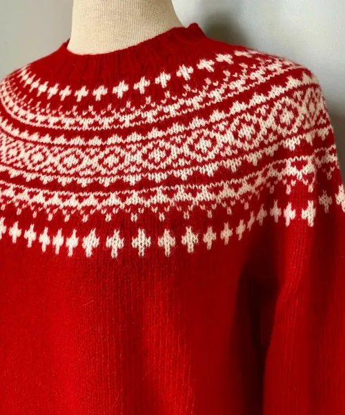 Harley of Scotland Pullover - Færø Mønster Rød, rigtig, rød, postkasserød, julerød, julestrik, jule, sweater, strik, trøje, damestrik, pigestrik, pullover, trøje, ren, 100% uld, lambswool, skotsk, færøisk, færø, ulden, uldstrik, let, lun, smart, moderne, klassisk, flot, rød, hvid, hipster, hip, biti, ribe, norsk, vadehavet, sort, sol,