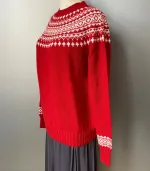 Harley of Scotland Pullover - Færø Mønster Rød, rigtig, rød, postkasserød, julerød, julestrik, jule, sweater, strik, trøje, damestrik, pigestrik, pullover, trøje, ren, 100% uld, lambswool, skotsk, færøisk, færø, ulden, uldstrik, let, lun, smart, moderne, klassisk, flot, rød, hvid, hipster, hip, biti, ribe, norsk, vadehavet, sort, sol,