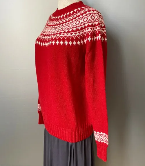 Harley of Scotland Pullover - Færø Mønster Rød, rigtig, rød, postkasserød, julerød, julestrik, jule, sweater, strik, trøje, damestrik, pigestrik, pullover, trøje, ren, 100% uld, lambswool, skotsk, færøisk, færø, ulden, uldstrik, let, lun, smart, moderne, klassisk, flot, rød, hvid, hipster, hip, biti, ribe, norsk, vadehavet, sort, sol,