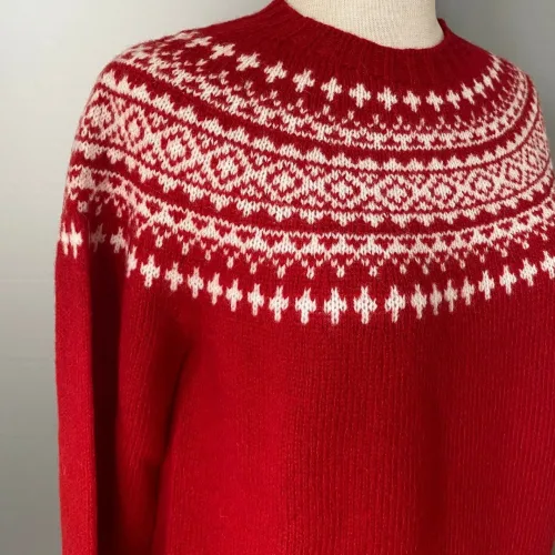Harley of Scotland Pullover - Færø Mønster Rød, rigtig, rød, postkasserød, julerød, julestrik, jule, sweater, strik, trøje, damestrik, pigestrik, pullover, trøje, ren, 100% uld, lambswool, skotsk, færøisk, færø, ulden, uldstrik, let, lun, smart, moderne, klassisk, flot, rød, hvid, hipster, hip, biti, ribe, norsk, vadehavet, sort, sol,