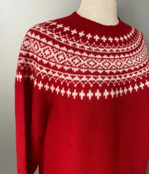 Harley of Scotland Pullover - Færø Mønster Rød, rigtig, rød, postkasserød, julerød, julestrik, jule, sweater, strik, trøje, damestrik, pigestrik, pullover, trøje, ren, 100% uld, lambswool, skotsk, færøisk, færø, ulden, uldstrik, let, lun, smart, moderne, klassisk, flot, rød, hvid, hipster, hip, biti, ribe, norsk, vadehavet, sort, sol,