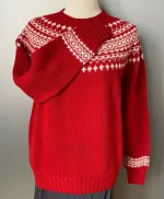 Harley of Scotland Pullover - Færø Mønster Rød, rigtig, rød, postkasserød, julerød, julestrik, jule, sweater, strik, trøje, damestrik, pigestrik, pullover, trøje, ren, 100% uld, lambswool, skotsk, færøisk, færø, ulden, uldstrik, let, lun, smart, moderne, klassisk, flot, rød, hvid, hipster, hip, biti, ribe, norsk, vadehavet, sort, sol,