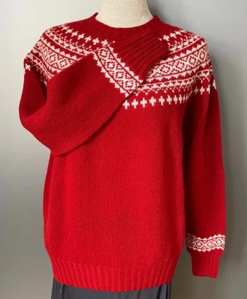 Harley of Scotland Pullover - Færø Mønster Rød, rigtig, rød, postkasserød, julerød, julestrik, jule, sweater, strik, trøje, damestrik, pigestrik, pullover, trøje, ren, 100% uld, lambswool, skotsk, færøisk, færø, ulden, uldstrik, let, lun, smart, moderne, klassisk, flot, rød, hvid, hipster, hip, biti, ribe, norsk, vadehavet, sort, sol,