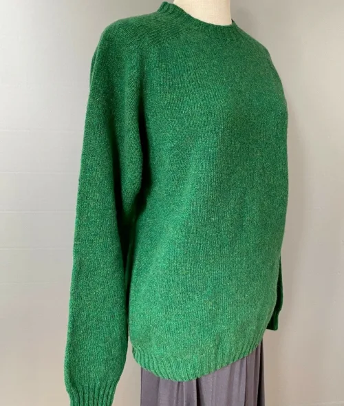 Harley of Scotland - Lambswool Pullover Uni Grøn XXL, græsgrøn, klar, frisk, uld, ulden, strik, ren, lambswool, lammeuld, tynd, let, lækker, kvalitet, flot, klassisk, smart, til, damer, piger, mænd, sweater, pullover, trøje, lun, blød, skotsk, biti, ribe, sort sol, vadehavet,