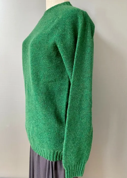 Harley of Scotland - Lambswool Pullover Uni Grøn XXL, græsgrøn, klar, frisk, uld, ulden, strik, ren, lambswool, lammeuld, tynd, let, lækker, kvalitet, flot, klassisk, smart, til, damer, piger, mænd, sweater, pullover, trøje, lun, blød, skotsk, biti, ribe, sort sol, vadehavet,