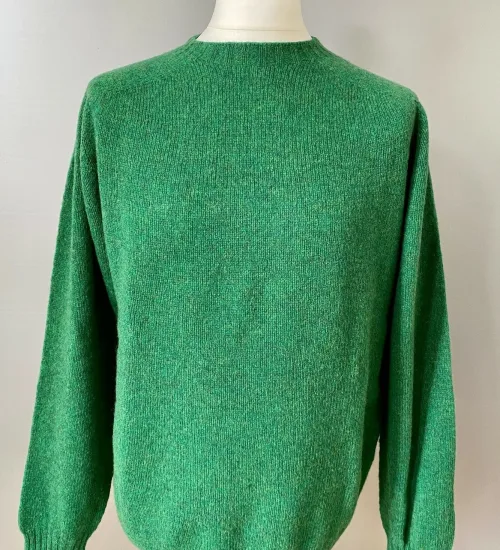 Harley of Scotland - Lambswool Pullover Uni Grøn XXL, græsgrøn, klar, frisk, uld, ulden, strik, ren, lambswool, lammeuld, tynd, let, lækker, kvalitet, flot, klassisk, smart, til, damer, piger, mænd, sweater, pullover, trøje, lun, blød, skotsk, biti, ribe, sort sol, vadehavet,