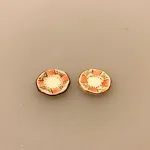 Miniature 2 x Tallerkener Porcelæn Ø 17 mm, desserttallekener, kagetallerkener, service, til, dukkehus, 1:12, porcelæn, tallerken, middagstallerken, nisser, dukkehusting, dukkehustilbehør, nissedør, nissehus, miniaturer, mini, cafe, restaurant, symbolsk, gave, gavekort, pengegave, oplevelser, gourmet, gourmand, livsnyder, sangskjuler, kok, tjener, biti, ribe