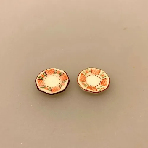 Miniature 2 x Tallerkener Porcelæn Ø 17 mm, desserttallekener, kagetallerkener, service, til, dukkehus, 1:12, porcelæn, tallerken, middagstallerken, nisser, dukkehusting, dukkehustilbehør, nissedør, nissehus, miniaturer, mini, cafe, restaurant, symbolsk, gave, gavekort, pengegave, oplevelser, gourmet, gourmand, livsnyder, sangskjuler, kok, tjener, biti, ribe