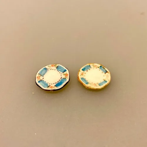 Miniature 2 x Tallerkener Porcelæn Ø 17 mm, desserttallekener, kagetallerkener, service, til, dukkehus, 1:12, porcelæn, tallerken, middagstallerken, nisser, dukkehusting, dukkehustilbehør, nissedør, nissehus, miniaturer, mini, cafe, restaurant, symbolsk, gave, gavekort, pengegave, oplevelser, gourmet, gourmand, livsnyder, sangskjuler, kok, tjener, biti, ribe