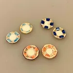 Miniature 2 x Tallerkener Porcelæn Ø 17 mm, desserttallekrener, kagetallerkener, service, til, dukkehus, 1:12, porcelæn, tallerken, middagstallerken, nisser, dukkehusting, dukkehustilbehør, nissedør, nissehus, miniaturer, mini, cafe, restaurant, symbolsk, gave, gavekort, pengegave, oplevelser, gourmet, gourmand, livsnyder, sangskjuler, kok, tjener, biti, ribe