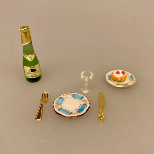 Miniature 2 x Tallerkener Porcelæn Ø 17 mm, desserttallekrener, kagetallerkener, service, til, dukkehus, 1:12, porcelæn, tallerken, middagstallerken, nisser, dukkehusting, dukkehustilbehør, nissedør, nissehus, miniaturer, mini, cafe, restaurant, symbolsk, gave, gavekort, pengegave, oplevelser, gourmet, gourmand, livsnyder, sangskjuler, kok, tjener, biti, ribe