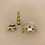 Miniature 2 x Tallerkener Porcelæn Ø 17 mm, desserttallekrener, kagetallerkener, service, til, dukkehus, 1:12, porcelæn, tallerken, middagstallerken, nisser, dukkehusting, dukkehustilbehør, nissedør, nissehus, miniaturer, mini, cafe, restaurant, symbolsk, gave, gavekort, pengegave, oplevelser, gourmet, gourmand, livsnyder, sangskjuler, kok, tjener, biti, ribe