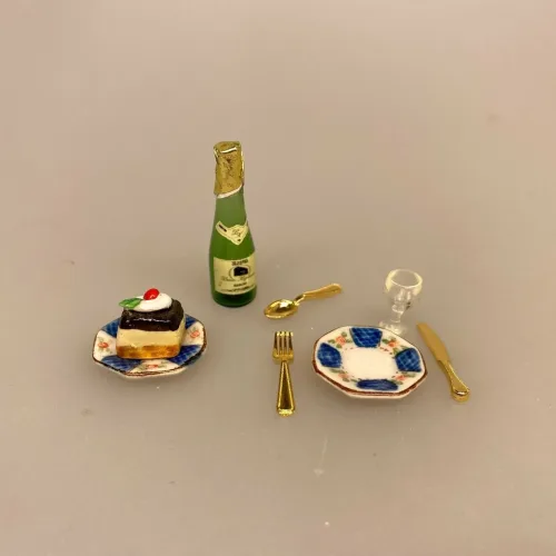Miniature 2 x Tallerkener Porcelæn Ø 17 mm, desserttallekrener, kagetallerkener, service, til, dukkehus, 1:12, porcelæn, tallerken, middagstallerken, nisser, dukkehusting, dukkehustilbehør, nissedør, nissehus, miniaturer, mini, cafe, restaurant, symbolsk, gave, gavekort, pengegave, oplevelser, gourmet, gourmand, livsnyder, sangskjuler, kok, tjener, biti, ribe
