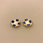 Miniature 2 x Tallerkener Porcelæn Ø 17 mm, desserttallekrener, kagetallerkener, service, til, dukkehus, 1:12, porcelæn, tallerken, middagstallerken, nisser, dukkehusting, dukkehustilbehør, nissedør, nissehus, miniaturer, mini, cafe, restaurant, symbolsk, gave, gavekort, pengegave, oplevelser, gourmet, gourmand, livsnyder, sangskjuler, kok, tjener, biti, ribe