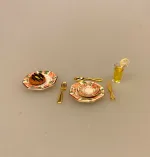 Miniature 2 x Tallerkener Porcelæn Ø 20 mm, frokost, frokosttallerken, service, til, dukkehus, 1:12, porcelæn, tallerken, middagstallerken, nisser, dukkehusting, dukkehustilbehør, nissedør, nissehus, miniaturer, mini, cafe, restaurant, symbolsk, gave, gavekort, pengegave, oplevelser, gourmet, gourmand, livsnyder, sangskjuler, kok, tjener, biti, ribe