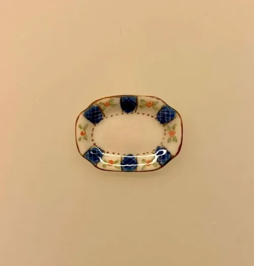 Miniature Aflangt Fad Porcelæn, fad, vægpynt, vægtallerken, platte, frokost, frokosttallerken, service, til, dukkehus, 1:12, porcelæn, tallerken, middagstallerken, nisser, dukkehusting, dukkehustilbehør, nissedør, nissehus, miniaturer, mini, cafe, restaurant, symbolsk, gave, gavekort, pengegave, oplevelser, gourmet, gourmand, livsnyder, sangskjuler, kok, tjener, biti, ribe