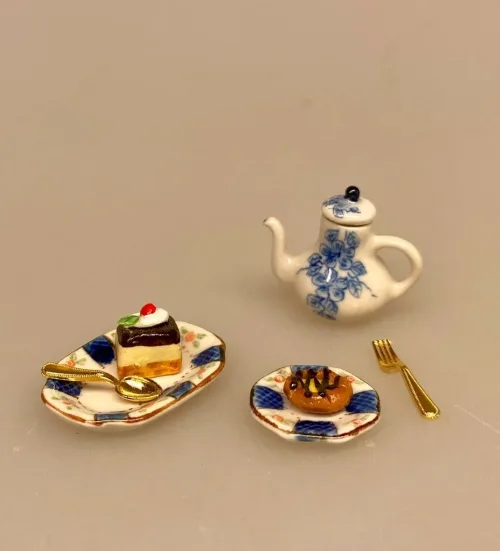 Miniature Kaffekande Blå Blomst med Fyrfad, chokoladekande, mokka, kaffe, porcelænskande, kaffepause, kaffetår, miniature, nisser, nisse, tilbehør, ting til, nisser, nisedør, dukkehus, dukkehustilbehør, dukkehusting, 1:12, cafe, brunch, symbolsk, gave, kaffedate, biti, ribe, gavekort, gave, sangskjuler, Miniature Aflangt Fad Porcelæn, fad, vægpynt, vægtallerken, platte, frokost, frokosttallerken, service, til, dukkehus, 1:12, porcelæn, tallerken, middagstallerken, nisser, dukkehusting, dukkehustilbehør, nissedør, nissehus, miniaturer, mini, cafe, restaurant, symbolsk, gave, gavekort, pengegave, oplevelser, gourmet, gourmand, livsnyder, sangskjuler, kok, tjener, biti, ribe