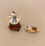Miniature Kaffekande Blå Blomst med Fyrfad, chokoladekande, mokka, kaffe, porcelænskande, kaffepause, kaffetår, miniature, nisser, nisse, tilbehør, ting til, nisser, nisedør, dukkehus, dukkehustilbehør, dukkehusting, 1:12, cafe, brunch, symbolsk, gave, kaffedate, biti, ribe, gavekort, gave, sangskjuler, Miniature Aflangt Fad Porcelæn Lille, fad, vægpynt, vægtallerken, platte, frokost, frokosttallerken, service, til, dukkehus, 1:12, porcelæn, tallerken, middagstallerken, nisser, dukkehusting, dukkehustilbehør, nissedør, nissehus, miniaturer, mini, cafe, restaurant, symbolsk, gave, gavekort, pengegave, oplevelser, gourmet, gourmand, livsnyder, sangskjuler, kok, tjener, biti, ribe