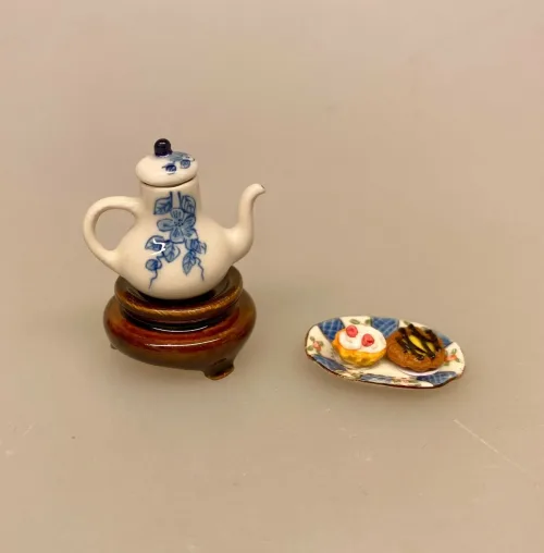 Miniature Kaffekande Blå Blomst med Fyrfad, chokoladekande, mokka, kaffe, porcelænskande, kaffepause, kaffetår, miniature, nisser, nisse, tilbehør, ting til, nisser, nisedør, dukkehus, dukkehustilbehør, dukkehusting, 1:12, cafe, brunch, symbolsk, gave, kaffedate, biti, ribe, gavekort, gave, sangskjuler, Miniature Aflangt Fad Porcelæn Lille, fad, vægpynt, vægtallerken, platte, frokost, frokosttallerken, service, til, dukkehus, 1:12, porcelæn, tallerken, middagstallerken, nisser, dukkehusting, dukkehustilbehør, nissedør, nissehus, miniaturer, mini, cafe, restaurant, symbolsk, gave, gavekort, pengegave, oplevelser, gourmet, gourmand, livsnyder, sangskjuler, kok, tjener, biti, ribe