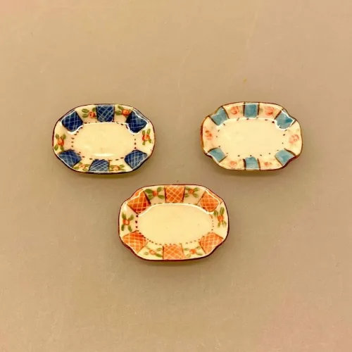 Miniature Aflangt Fad Porcelæn Lille, fad, vægpynt, vægtallerken, platte, frokost, frokosttallerken, service, til, dukkehus, 1:12, porcelæn, tallerken, middagstallerken, nisser, dukkehusting, dukkehustilbehør, nissedør, nissehus, miniaturer, mini, cafe, restaurant, symbolsk, gave, gavekort, pengegave, oplevelser, gourmet, gourmand, livsnyder, sangskjuler, kok, tjener, biti, ribe