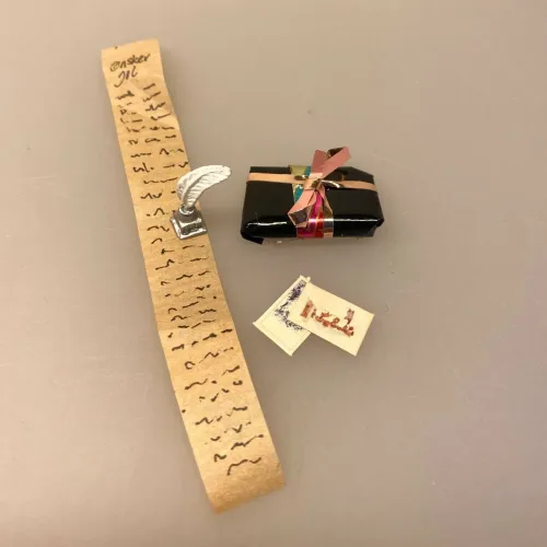 Miniature Fjerpen, pen, blækhus, blækregning, notar, dommer, kontor, forfatter, ønskeseddel, nisser, nisse, tilbehør, ting til, dukkehus, dukkehusting, dukkehustilbehør, sættekasse, sætterkasse, miniaturer, 1:12, sangskjuler, symbolsk, gave, gaveide, sjov, tale, nissedør, nissebo, julekalender, biti, ribe