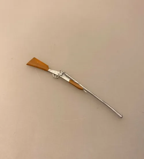 Miniature Gevær med Lang Kolbe, jagt, trofæ, jagttrofæ, gevær, bøsse, haglbøsse, haglgevær, dukkehus, sangskjuler, storvildt, storvildtsjæger, skovhugger, i skoven, miniaturer, dukkehustilbehør, sættrekasse, symbolsk, gave, gaveide, biti, ribe