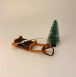 Miniature Gevær med Lang Kolbe, jagt, trofæ, jagttrofæ, gevær, bøsse, haglbøsse, haglgevær, dukkehus, sangskjuler, storvildt, storvildtsjæger, skovhugger, i skoven, miniaturer, dukkehustilbehør, sættrekasse, symbolsk, gave, gaveide, biti, ribe