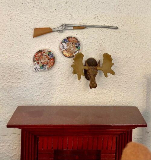 Miniature Gevær med Lang Kolbe, jagt, trofæ, jagttrofæ, gevær, bøsse, haglbøsse, haglgevær, dukkehus, sangskjuler, storvildt, storvildtsjæger, skovhugger, i skoven, miniaturer, dukkehustilbehør, sættrekasse, symbolsk, gave, gaveide, biti, ribe