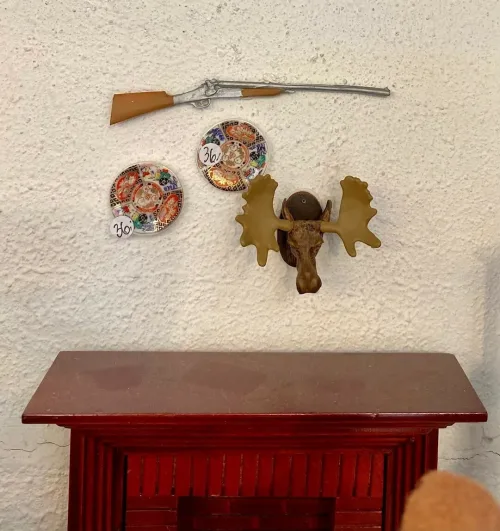 Miniature Gevær med Lang Kolbe, jagt, trofæ, jagttrofæ, gevær, bøsse, haglbøsse, haglgevær, dukkehus, sangskjuler, storvildt, storvildtsjæger, skovhugger, i skoven, miniaturer, dukkehustilbehør, sættrekasse, symbolsk, gave, gaveide, biti, ribe