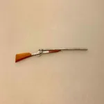 Miniature Gevær med Lang Kolbe, jagt, trofæ, jagttrofæ, gevær, bøsse, haglbøsse, haglgevær, dukkehus, sangskjuler, storvildt, storvildtsjæger, skovhugger, i skoven, miniaturer, dukkehustilbehør, sættrekasse, symbolsk, gave, gaveide, biti, ribe