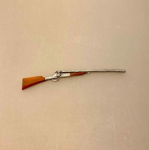 Miniature Gevær med Lang Kolbe, jagt, trofæ, jagttrofæ, gevær, bøsse, haglbøsse, haglgevær, dukkehus, sangskjuler, storvildt, storvildtsjæger, skovhugger, i skoven, miniaturer, dukkehustilbehør, sættrekasse, symbolsk, gave, gaveide, biti, ribe