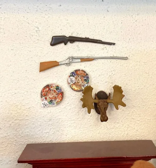 Miniature Jagtgevær, Miniature Gevær med Lang Kolbe, jagt, trofæ, jagttrofæ, gevær, bøsse, haglbøsse, haglgevær, dukkehus, sangskjuler, storvildt, storvildtsjæger, skovhugger, i skoven, miniaturer, dukkehustilbehør, sættrekasse, symbolsk, gave, gaveide, biti, ribe