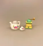 Miniature Kaffemølle Træ Gul, Miniature Kaffekande Blomst, kaffe, porcelænskande, kaffepause, kaffetår, miniature, nisser, nisse, tilbehør, ting til, nisser, nisedør, dukkehus, dukkehustilbehør, dukkehusting, 1:12, cafe, brunch, symbolsk, gave, kaffedate, biti, ribe, gavekort, gave, sangskjuler