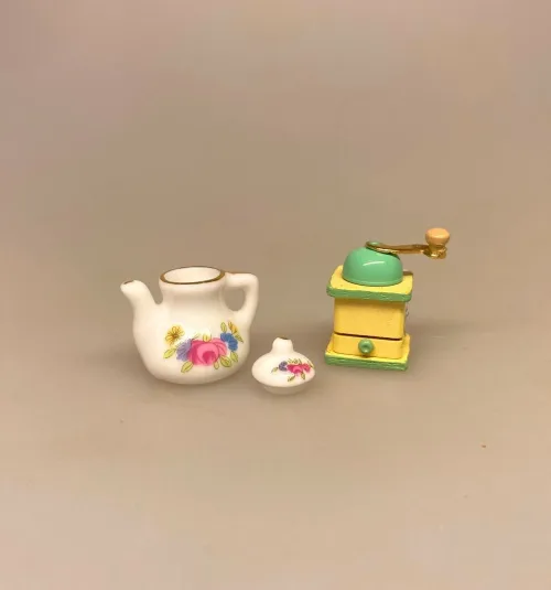 Miniature Kaffemølle Træ Gul, Miniature Kaffekande Blomst, kaffe, porcelænskande, kaffepause, kaffetår, miniature, nisser, nisse, tilbehør, ting til, nisser, nisedør, dukkehus, dukkehustilbehør, dukkehusting, 1:12, cafe, brunch, symbolsk, gave, kaffedate, biti, ribe, gavekort, gave, sangskjuler