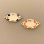 Miniature Langt Fad med Ører Porcelæn. fad, porcelænsfad, lille, bitte, håndmalet, roser, royal, cph, mussel, malet, miniature, serveringsfad, teselvskab, afternoon tea, kaffe, cafe, konditori, sangskjuler, symbolsk, gave, tilbehør, ting til, nisser, dukkehus, dukkehusting, dukkehustilbehør, 1:12, gavekort, biti, ribe, jul