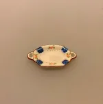 Miniature Langt Fad med Ører Porcelæn. fad, porcelænsfad, lille, bitte, håndmalet, roser, royal, cph, mussel, malet, miniature, serveringsfad, teselvskab, afternoon tea, kaffe, cafe, konditori, sangskjuler, symbolsk, gave, tilbehør, ting til, nisser, dukkehus, dukkehusting, dukkehustilbehør, 1:12, gavekort, biti, ribe, jul
