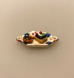 Miniature Langt Fad med Ører Porcelæn. fad, porcelænsfad, lille, bitte, håndmalet, roser, royal, cph, mussel, malet, miniature, serveringsfad, teselvskab, afternoon tea, kaffe, cafe, konditori, sangskjuler, symbolsk, gave, tilbehør, ting til, nisser, dukkehus, dukkehusting, dukkehustilbehør, 1:12, gavekort, biti, ribe, jul