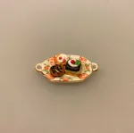 Miniature Langt Fad med Ører Porcelæn. fad, porcelænsfad, lille, bitte, håndmalet, roser, royal, cph, mussel, malet, miniature, serveringsfad, teselvskab, afternoon tea, kaffe, cafe, konditori, sangskjuler, symbolsk, gave, tilbehør, ting til, nisser, dukkehus, dukkehusting, dukkehustilbehør, 1:12, gavekort, biti, ribe, jul