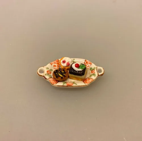 Miniature Langt Fad med Ører Porcelæn. fad, porcelænsfad, lille, bitte, håndmalet, roser, royal, cph, mussel, malet, miniature, serveringsfad, teselvskab, afternoon tea, kaffe, cafe, konditori, sangskjuler, symbolsk, gave, tilbehør, ting til, nisser, dukkehus, dukkehusting, dukkehustilbehør, 1:12, gavekort, biti, ribe, jul