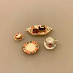 Miniature Langt Fad med Ører Porcelæn. fad, porcelænsfad, lille, bitte, håndmalet, roser, royal, cph, mussel, malet, miniature, serveringsfad, teselvskab, afternoon tea, kaffe, cafe, konditori, sangskjuler, symbolsk, gave, tilbehør, ting til, nisser, dukkehus, dukkehusting, dukkehustilbehør, 1:12, gavekort, biti, ribe, jul