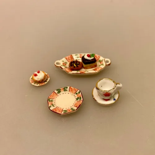 Miniature Langt Fad med Ører Porcelæn. fad, porcelænsfad, lille, bitte, håndmalet, roser, royal, cph, mussel, malet, miniature, serveringsfad, teselvskab, afternoon tea, kaffe, cafe, konditori, sangskjuler, symbolsk, gave, tilbehør, ting til, nisser, dukkehus, dukkehusting, dukkehustilbehør, 1:12, gavekort, biti, ribe, jul