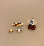 Miniature Langt Fad med Ører Porcelæn. fad, porcelænsfad, lille, bitte, håndmalet, roser, royal, cph, mussel, malet, miniature, serveringsfad, teselvskab, afternoon tea, kaffe, cafe, konditori, sangskjuler, symbolsk, gave, tilbehør, ting til, nisser, dukkehus, dukkehusting, dukkehustilbehør, 1:12, gavekort, biti, ribe, jul